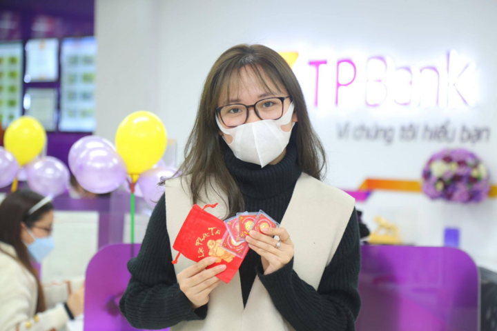 Nhiều bạn trẻ mua vàng chiêu lộc ngày Thần Tài - 4