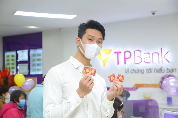 Nhiều bạn trẻ mua vàng chiêu lộc ngày Thần Tài - 5