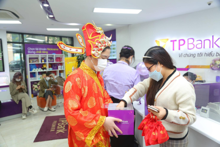 Nhiều bạn trẻ mua vàng chiêu lộc ngày Thần Tài - 7