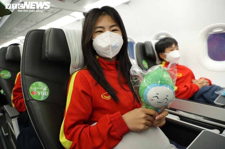 Đội tuyển bóng đá nữ Việt Nam mang vé World Cup về nước - 16