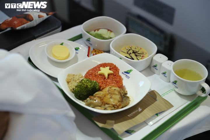 Đội tuyển bóng đá nữ Việt Nam mang vé World Cup về nước - 18