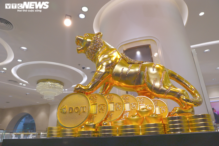 Ảnh: Cận cảnh tượng hổ khổng lồ làm từ hơn 1.200 lượng vàng - 8