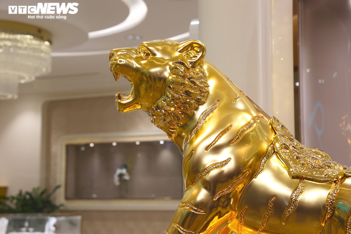 Ảnh: Cận cảnh tượng hổ khổng lồ làm từ hơn 1.200 lượng vàng - 5
