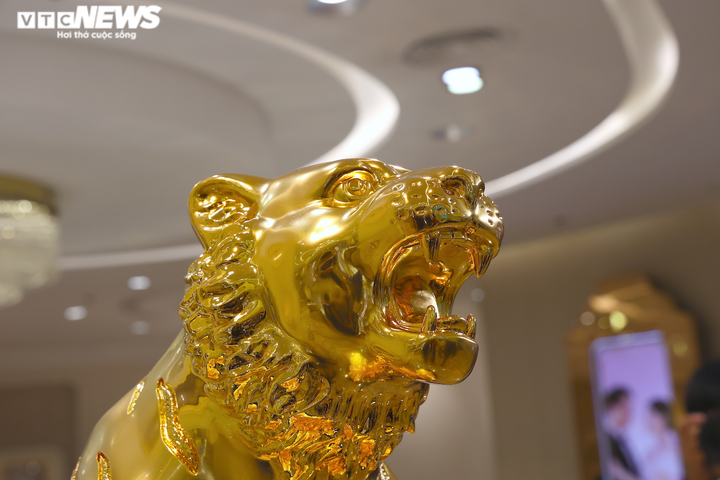 Ảnh: Cận cảnh tượng hổ khổng lồ làm từ hơn 1.200 lượng vàng - 6