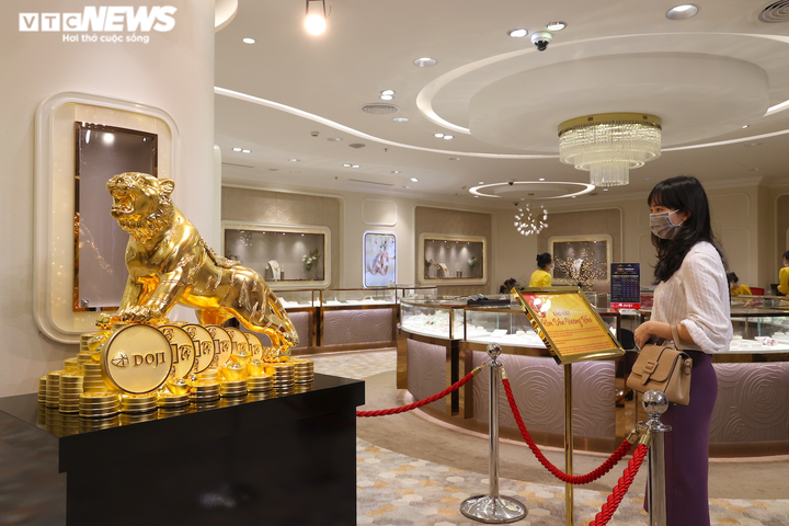 Ảnh: Cận cảnh tượng hổ khổng lồ làm từ hơn 1.200 lượng vàng - 1