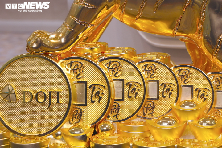 Ảnh: Cận cảnh tượng hổ khổng lồ làm từ hơn 1.200 lượng vàng - 7