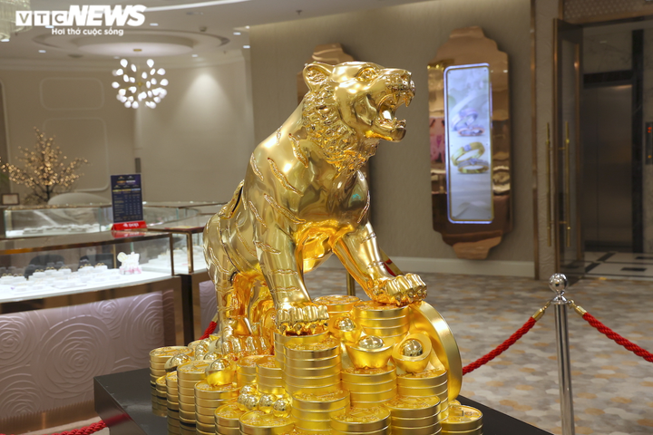 Ảnh: Cận cảnh tượng hổ khổng lồ làm từ hơn 1.200 lượng vàng - 4