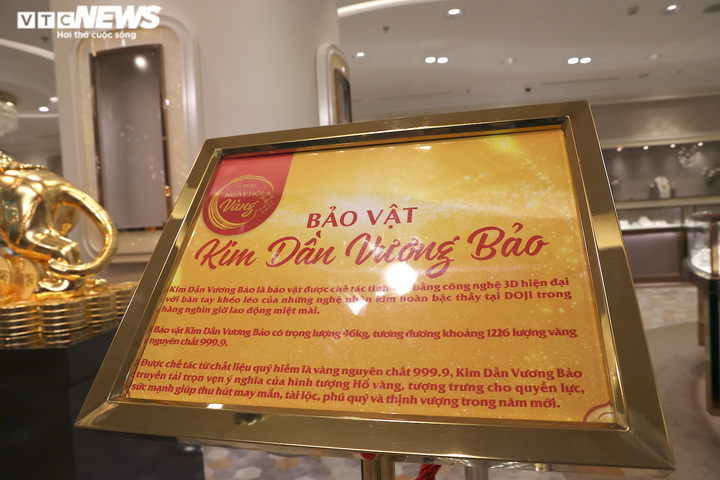 Ảnh: Cận cảnh tượng hổ khổng lồ làm từ hơn 1.200 lượng vàng - 2