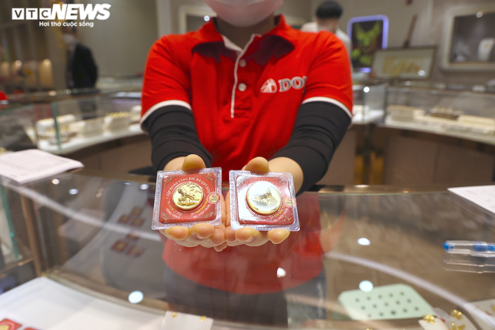 Ảnh: Cận cảnh tượng hổ khổng lồ làm từ hơn 1.200 lượng vàng - 9