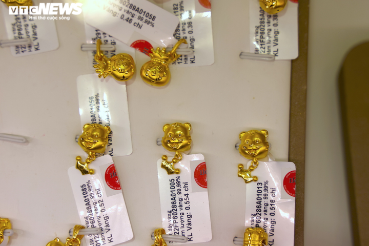 Ảnh: Cận cảnh tượng hổ khổng lồ làm từ hơn 1.200 lượng vàng - 11