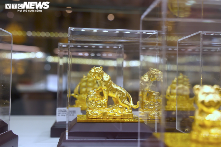 Ảnh: Cận cảnh tượng hổ khổng lồ làm từ hơn 1.200 lượng vàng - 10