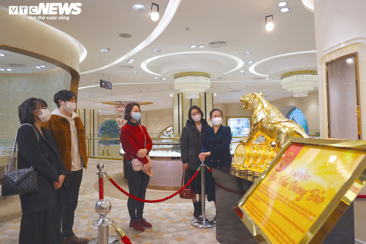 Ảnh: Cận cảnh tượng hổ khổng lồ làm từ hơn 1.200 lượng vàng - 3