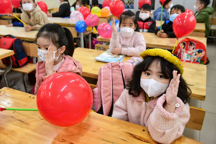 Học sinh lớp 1 ở Hà Nội lần đầu đến trường, gặp thầy cô, bạn bè - 8