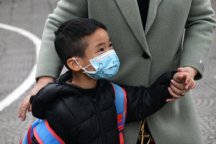 Học sinh lớp 1 ở Hà Nội lần đầu đến trường, gặp thầy cô, bạn bè - 6