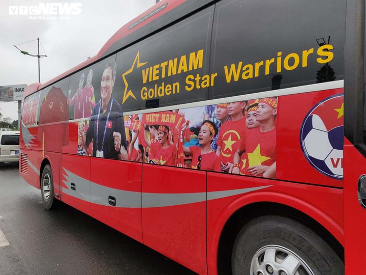 Đội tuyển bóng đá nữ Việt Nam mang vé World Cup về nước - 19