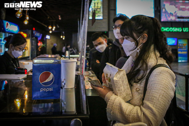 Giới trẻ Hà Thành nô nức xếp hàng mua vé ngày đầu Hà Nội mở lại rạp chiếu phim - 6