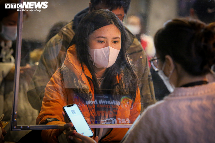 Giới trẻ Hà Thành nô nức xếp hàng mua vé ngày đầu Hà Nội mở lại rạp chiếu phim - 10