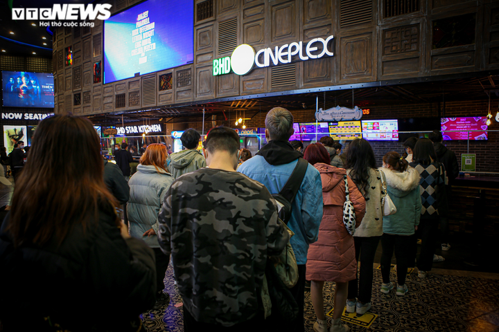 Giới trẻ Hà Thành nô nức xếp hàng mua vé ngày đầu Hà Nội mở lại rạp chiếu phim - 1