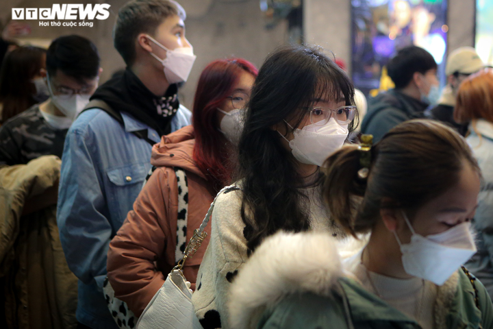 Giới trẻ Hà Thành nô nức xếp hàng mua vé ngày đầu Hà Nội mở lại rạp chiếu phim - 2