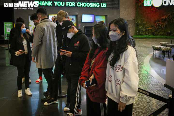 Giới trẻ Hà Thành nô nức xếp hàng mua vé ngày đầu Hà Nội mở lại rạp chiếu phim - 9