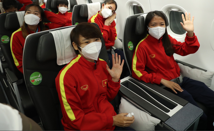 Đội tuyển bóng đá nữ Việt Nam mang vé World Cup về nước - 24