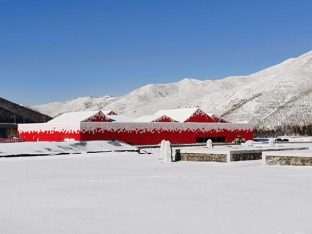Xây làng Olympic, đào được cung điện 800 năm đầy kho báu - 1