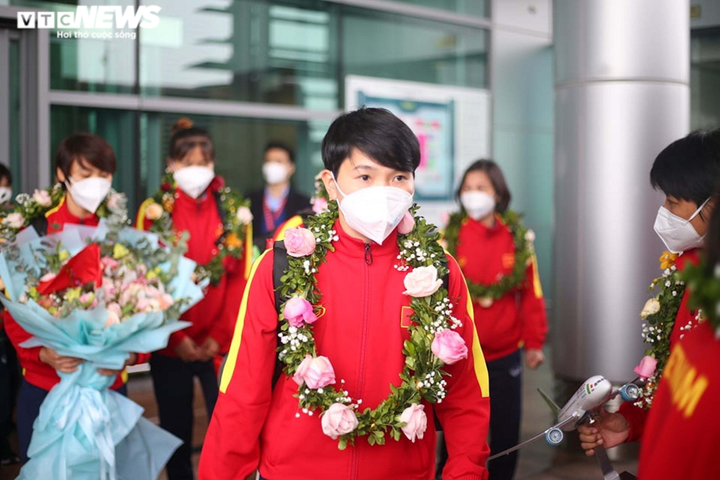 Đội tuyển bóng đá nữ Việt Nam mang vé World Cup về nước - 7