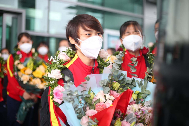 Đội tuyển bóng đá nữ Việt Nam mang vé World Cup về nước - 8