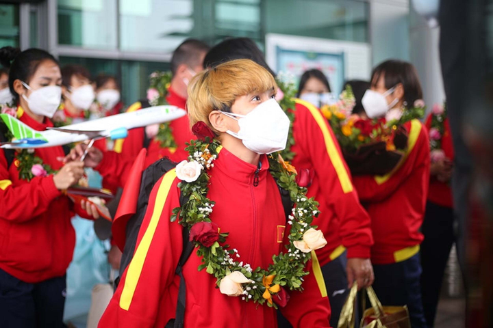 Đội tuyển bóng đá nữ Việt Nam mang vé World Cup về nước - 9