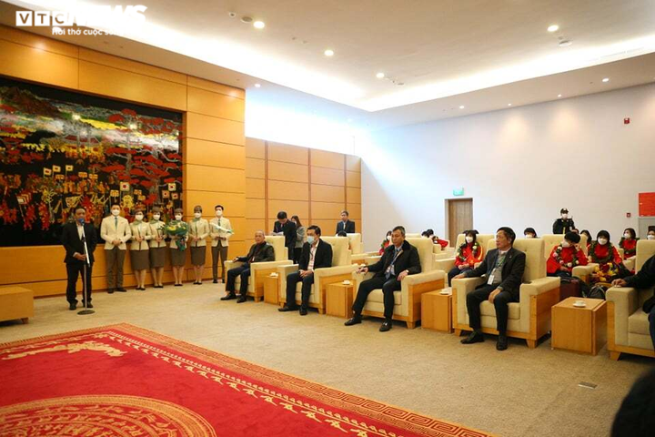 Đội tuyển bóng đá nữ Việt Nam mang vé World Cup về nước - 4