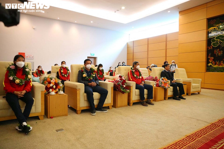 Đội tuyển bóng đá nữ Việt Nam mang vé World Cup về nước - 6