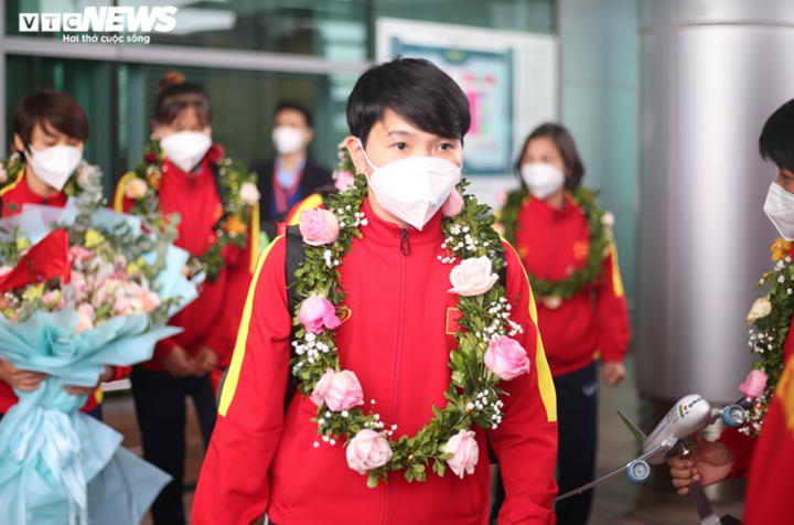 Những hình ảnh đầu tiên của đội tuyển nữ Việt Nam tại Nội Bài - 7