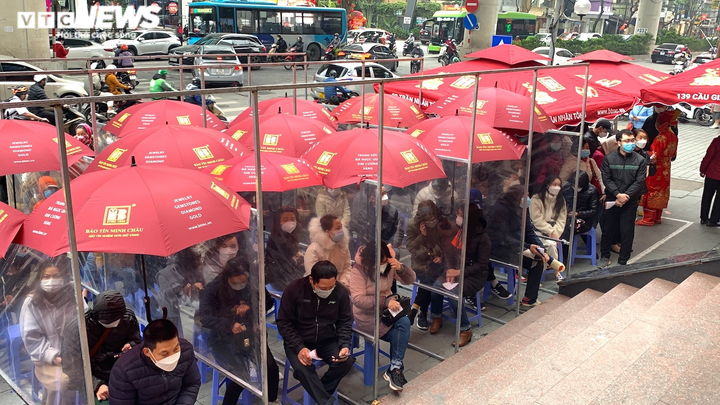 Hàng trăm người xếp hàng thông trưa, quyết mua vàng ngày vía Thần Tài - 2