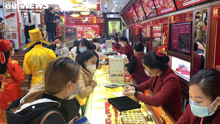 Hàng trăm người xếp hàng thông trưa, quyết mua vàng ngày vía Thần Tài - 12