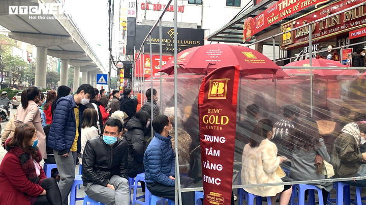 Hàng trăm người xếp hàng thông trưa, quyết mua vàng ngày vía Thần Tài - 4