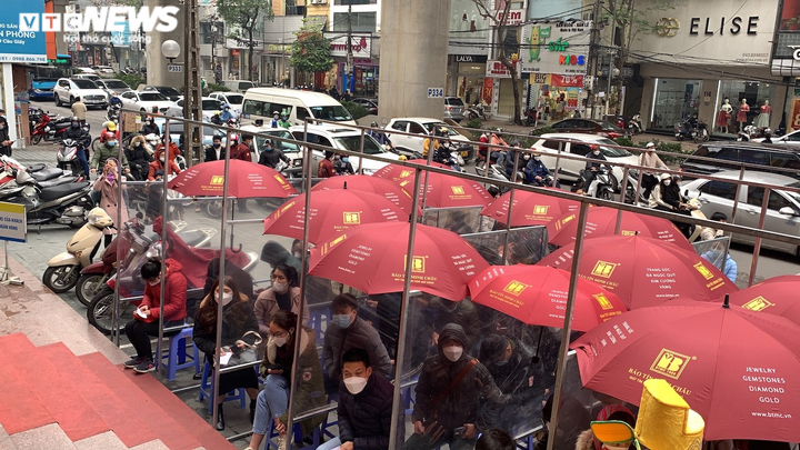 Hàng trăm người xếp hàng thông trưa, quyết mua vàng ngày vía Thần Tài - 5