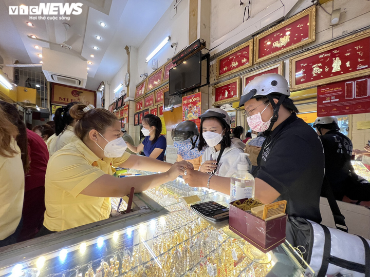 Ảnh: Hơn 7h sáng ngày vía Thần Tài, tiệm vàng ở TP.HCM thông báo hết hàng - 15