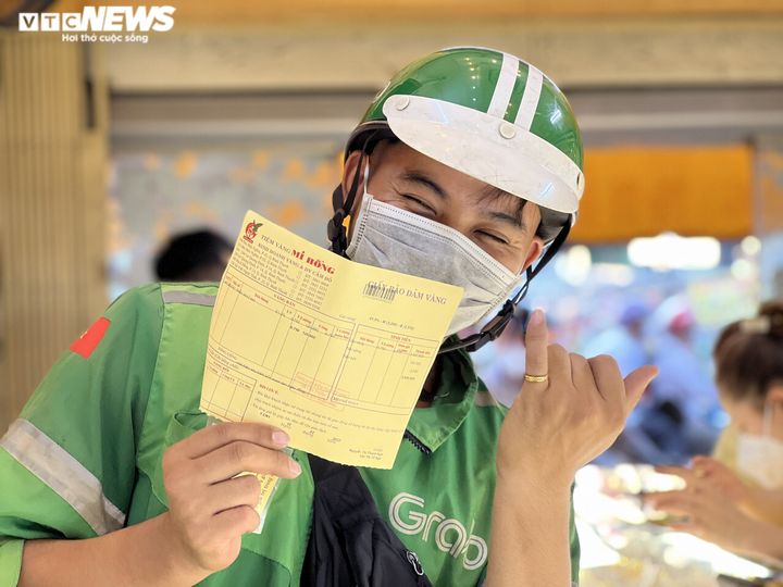 Ảnh: Hơn 7h sáng ngày vía Thần Tài, tiệm vàng ở TP.HCM thông báo hết hàng - 14