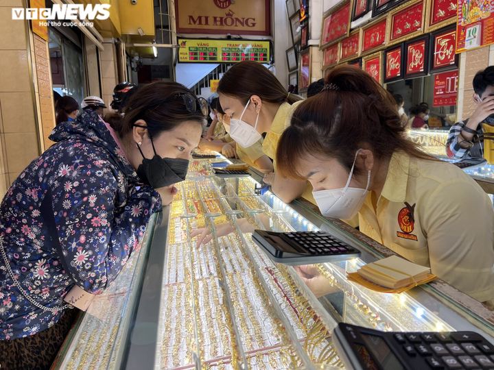 Ảnh: Hơn 7h sáng ngày vía Thần Tài, tiệm vàng ở TP.HCM thông báo hết hàng - 7