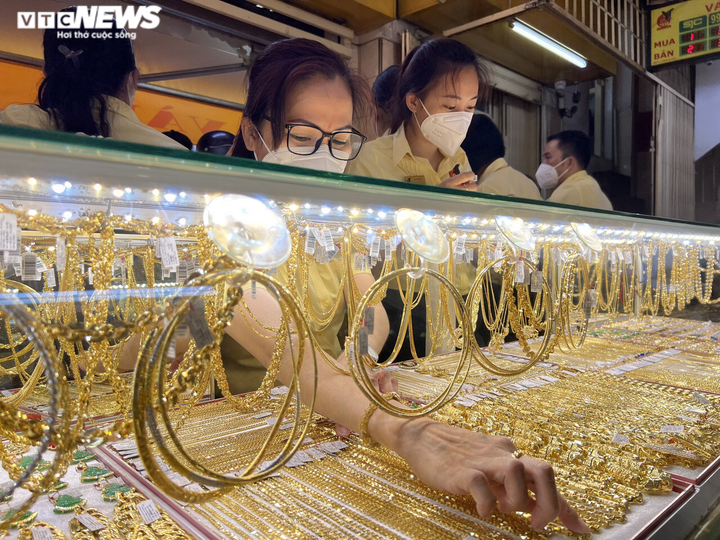 Ảnh: Hơn 7h sáng ngày vía Thần Tài, tiệm vàng ở TP.HCM thông báo hết hàng - 11