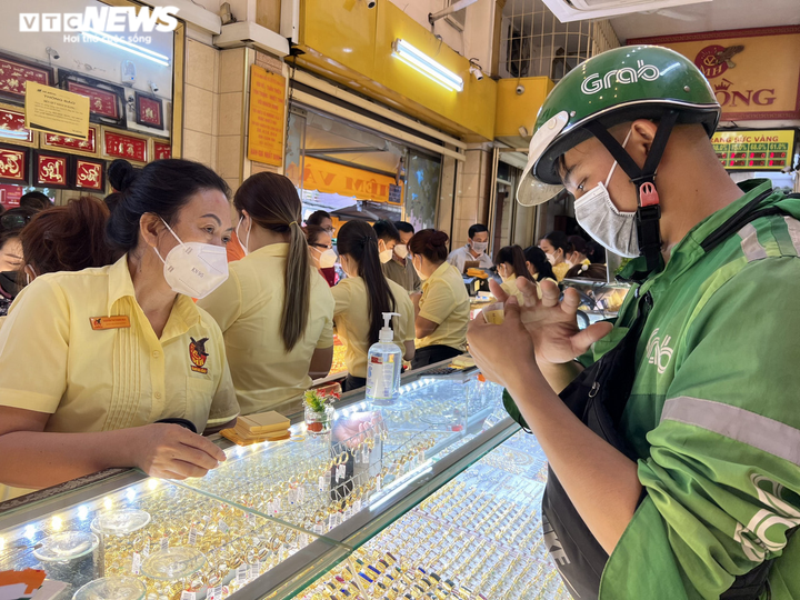 Ảnh: Hơn 7h sáng ngày vía Thần Tài, tiệm vàng ở TP.HCM thông báo hết hàng - 13