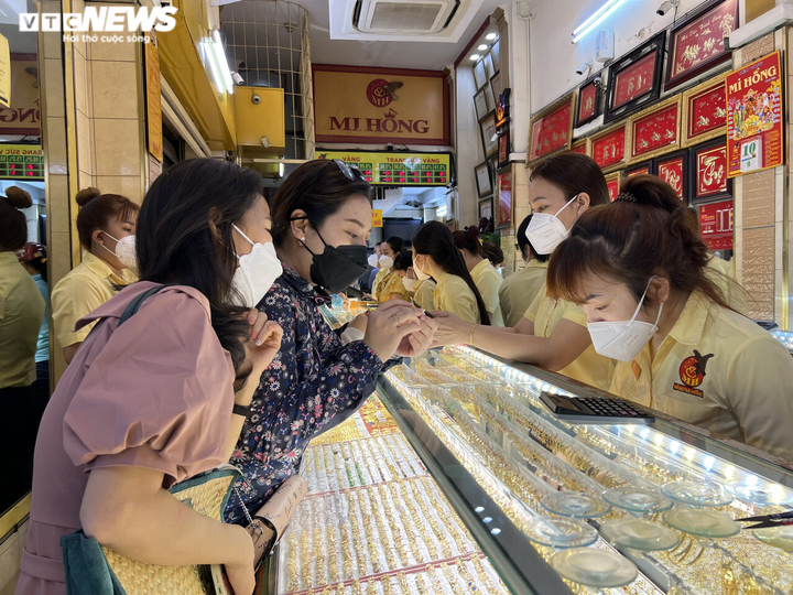 Ảnh: Hơn 7h sáng ngày vía Thần Tài, tiệm vàng ở TP.HCM thông báo hết hàng - 10