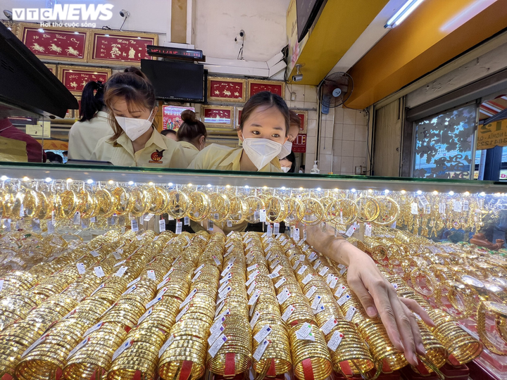 Ảnh: Hơn 7h sáng ngày vía Thần Tài, tiệm vàng ở TP.HCM thông báo hết hàng - 8