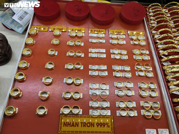 Ảnh: Hơn 7h sáng ngày vía Thần Tài, tiệm vàng ở TP.HCM thông báo hết hàng - 6