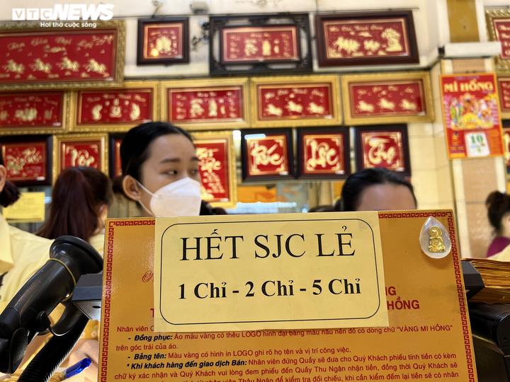 Ảnh: Hơn 7h sáng ngày vía Thần Tài, tiệm vàng ở TP.HCM thông báo hết hàng - 5