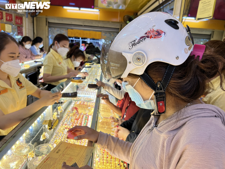 Ảnh: Hơn 7h sáng ngày vía Thần Tài, tiệm vàng ở TP.HCM thông báo hết hàng - 4