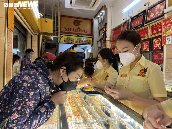 Ảnh: Hơn 7h sáng ngày vía Thần Tài, tiệm vàng ở TP.HCM thông báo hết hàng - 2