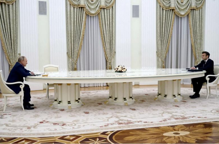 Hé lộ nguyên nhân 2 tổng thống Nga-Pháp ngồi xa nhau bất thường khi hội đàm - 1