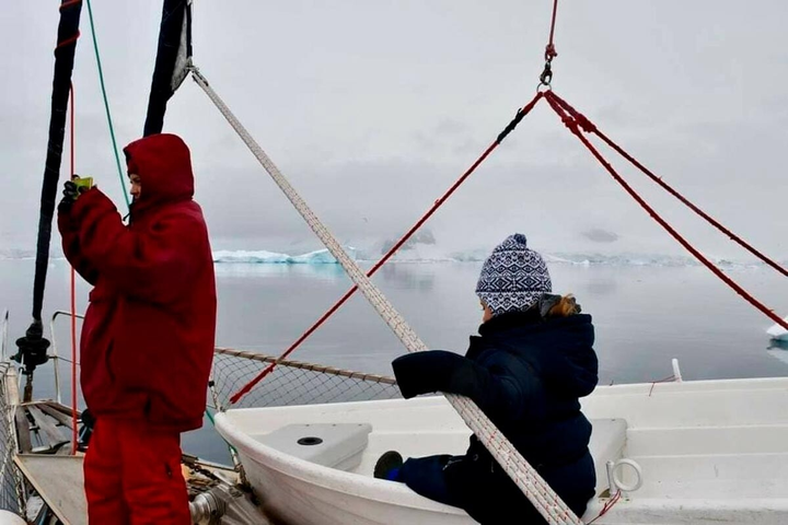 Cuộc sống kỳ lạ của gia đình 8 năm lênh đênh trên biển - 5