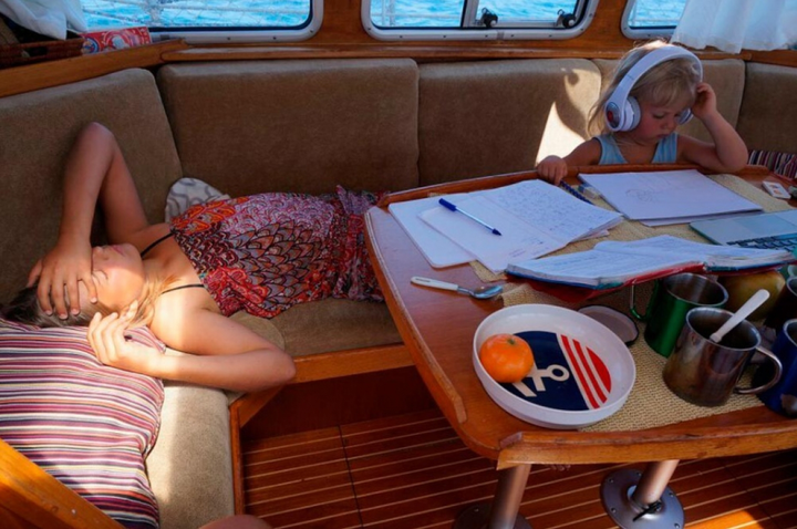 Cuộc sống kỳ lạ của gia đình 8 năm lênh đênh trên biển - 4